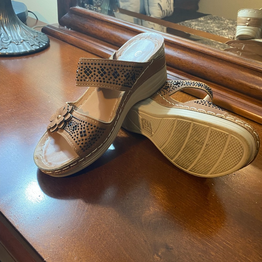 Size 37 tan slide on sandals - used but great condition - Picture 1 of 2